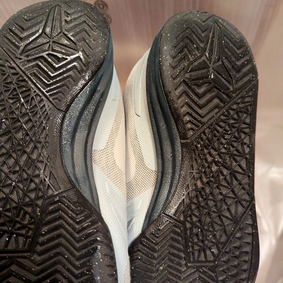 Nike kobe's low top basketball sneakers size 11 grey purple silver casual shoe. - Picture 8 of 13